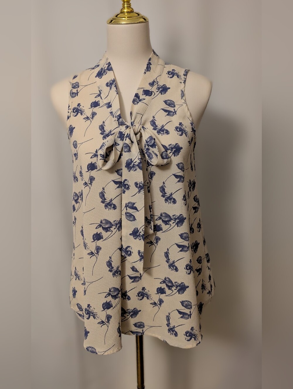 Siren Lily Sleeveless Cream Tie-Neck Floral Blouse - Blue Print